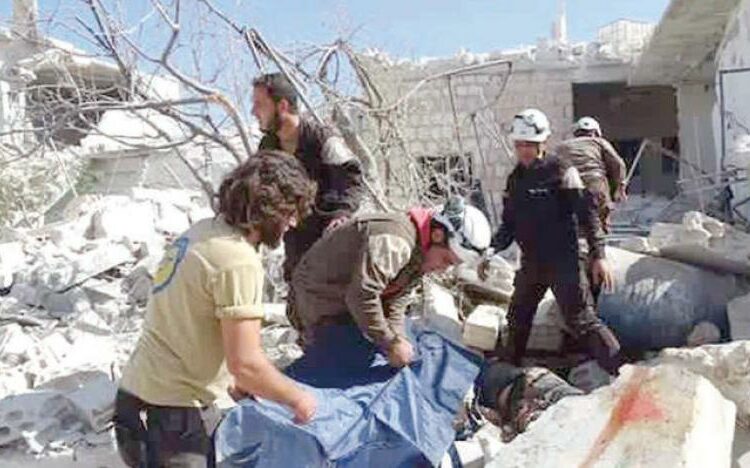 طيران الأسد يستهدف مدارس بإدلب.. وأهال قضوا خلال البحث عن أولادهم