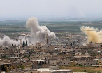 سياسيون ونشطاء سوريون يدينون صمت الضامن التركي والجامعة العربية عن المجزرة الوحشية في إدلب