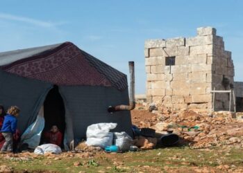 العاصفة تقتلع خيم النازحين في إدلب وتحرمهم المأوى