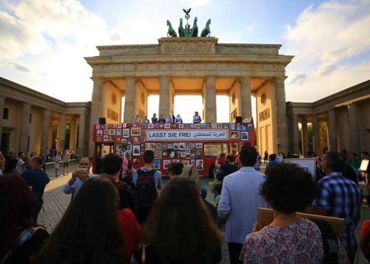 فضل عبد الغني لعنب بلدي: “الشبكة السورية” مصدر لجهات حقوقية عالمية لإدانة النظام