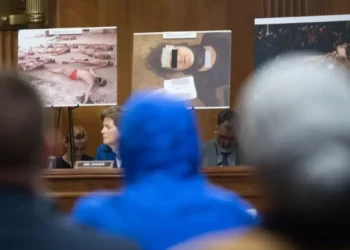 بمشهد ممزوج بالفقد والألم … عشرات العائلات تتعرف على أبنائها المعتقلين عبر صور “قيصر”