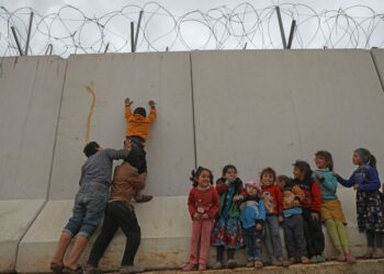 الفرار من إدلب إلى تركيا تهريباً: رحلة موت من أجل الحياة