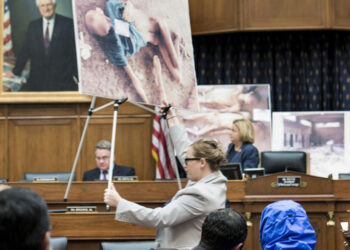 التحقق من هوية الأشخاص في صور “قيصر” عملية “معقدة”.. ما مراحلها