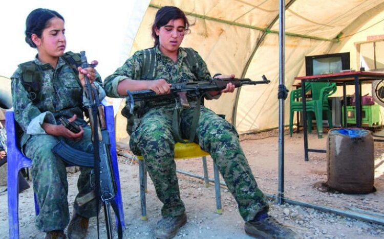 منظمات حقوقية: كل أطراف النزاع بسوريا متورطة في تجنيد الأطفال