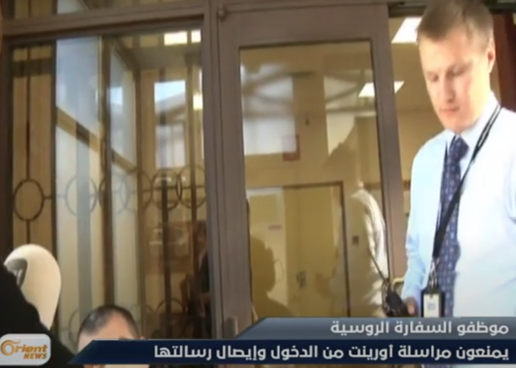 بالفيديو.. مراسلة “أورينت” تخترق سفارة روسيا في واشنطن