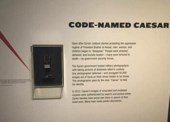 معروضة في واشنطن هذه صورة الهاتف الذي التقط به “قيصر” أبشع جرائم الأسد