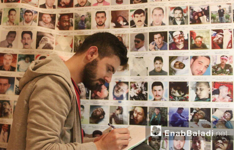 لاجئ سوري يستعد لعرض لوحة الـ”150 ألف شهيد”