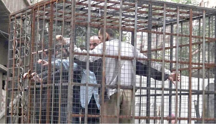 “الحراك الثوري” يندد بأقفاص أسرى النظام السوري في الغوطة