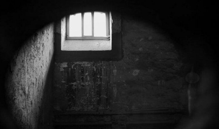 بعد سنوات من البحث وترقّب الإفراج عنهم.. المعتقلون السوريون يظهرون في قوائم المتوفين