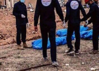 الشبكة السورية: تحديد هوية المدفونين في المقابر الجماعية بالرقة مسؤولية دولية