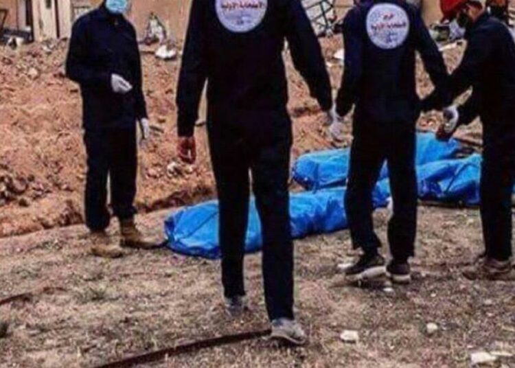 الشبكة السورية: تحديد هوية المدفونين في المقابر الجماعية بالرقة مسؤولية دولية