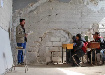 “يريدون جيلاً لا يعرف إلا لغة البارود”: التعليم في إدلب بين مطرقة عنف النظام وسندان التشدد