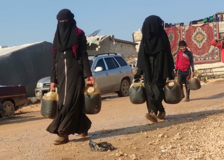 بين مشقّة واستغلال: تهريب المحروقات مصدر رزق لنساء وأطفال في شمال غرب سوريا