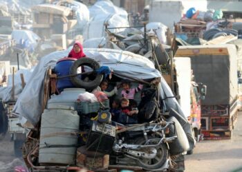 المعتقلات أو المنازل المدمرة.. إلى أين يعود السوريون المرحلون من لبنان؟