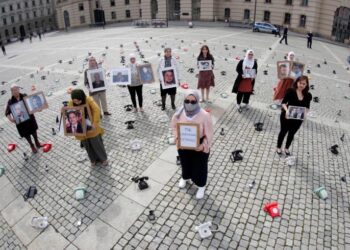 بعد سنوات من البحث.. قصص عائلات معتقلين سوريين تحطم أملها ببيان وفاة