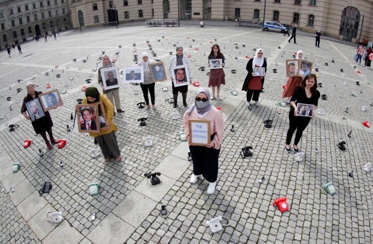 بعد سنوات من البحث.. قصص عائلات معتقلين سوريين تحطم أملها ببيان وفاة