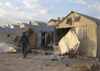 الهجمات على مخيمات شمال سوريا “مدبّرة”.. ورسالة روسية باتجاهين