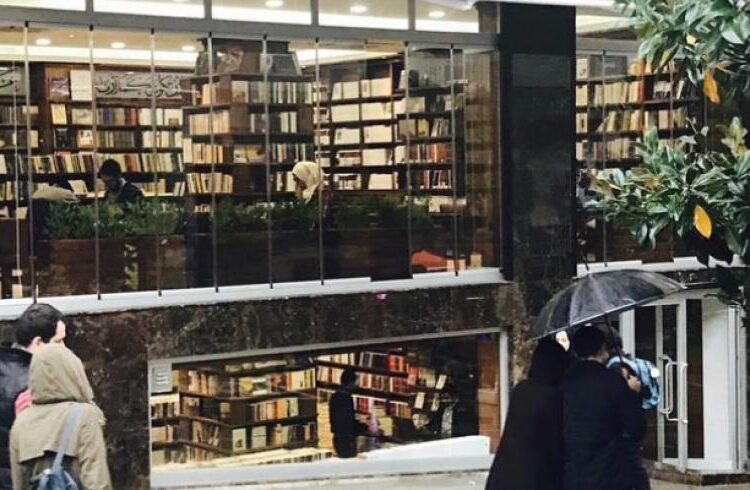 “مافيا كتب” وراء إغلاق مكتبة الشبكة العربية في إسطنبول.. ماذا حدث؟