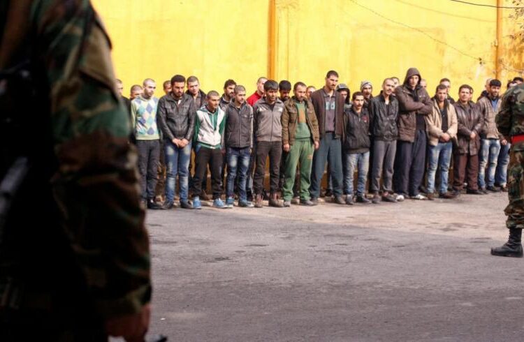 الإفراج عن شخص بعد اعتقاله في سجون النظام السوري 10 سنوات
