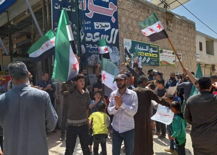 هيئة تحرير الشام تقمع مظاهرات إدلب بيد وتقدم تنازلات بالأخرى