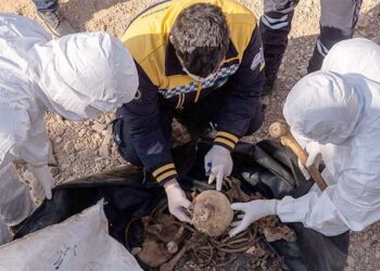 حقوقي سوري يدعو لعدم العبث بالمقابر الجماعية