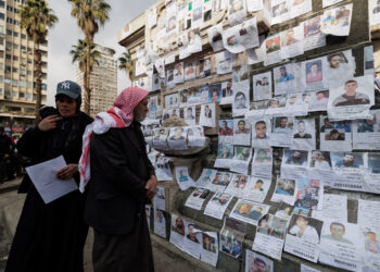 بعدة طرق.. حقوقي سوري يطلب محاسبة فنانين دعموا الأسد