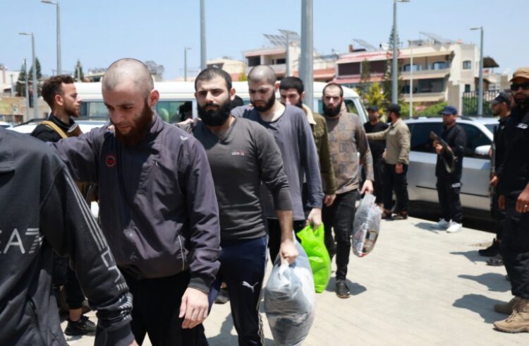 فضل عبد الغني: إطلاق سراح ضباط نظام الأسد غير قانوني يهدد العدالة وينذر بالعنف