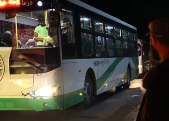 إجلاء مئات المدنيين من السويداء إلى درعا وسط تصاعد التحذيرات من التهجير القسري وتدهور الأوضاع الإنسانية