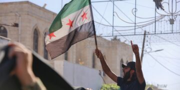الإعلان الدستوري السوري بين متطلبات الاستقرار ومبادئ الحكم الرشيد: قراءة نقدية ومقترحات إصلاح