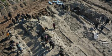 استطلاع رأي.. “كشف الهوية” أولوية العائلات في ملف المقابر الجماعية