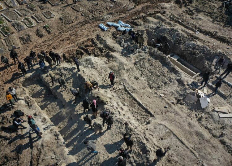 استطلاع رأي.. “كشف الهوية” أولوية العائلات في ملف المقابر الجماعية