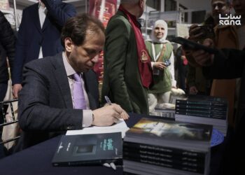 فضل عبد الغني يوقّع كتابين في معرض دمشق للكتاب يوثّقان انتهاكات النظام البائد