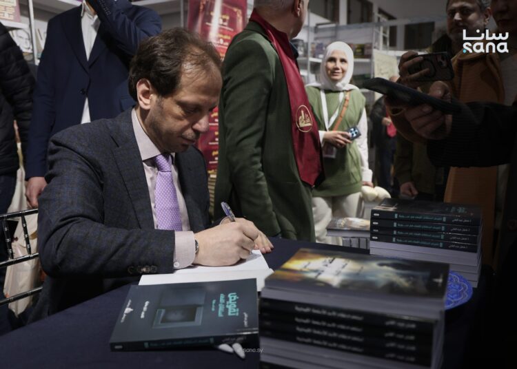فضل عبد الغني يوقّع كتابين في معرض دمشق للكتاب يوثّقان انتهاكات النظام البائد