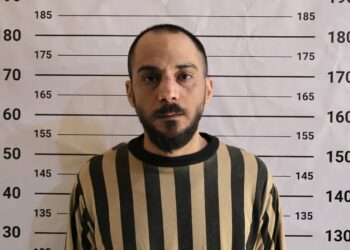 السوريون يحتفلون بسقوط “سفاح الحفرة” في مكان المجزرة