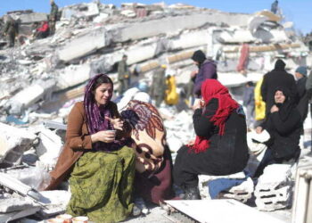 Regime sírio continua a bombardear zonas rebeldes afetadas pelo terramoto