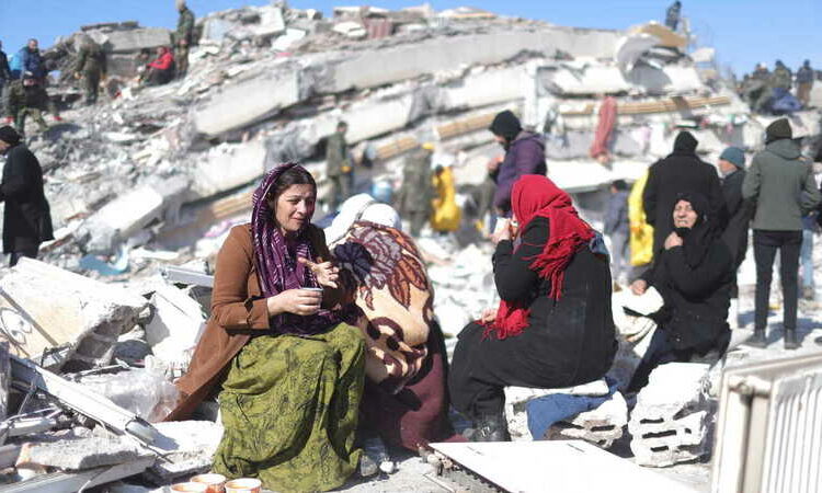 Regime sírio continua a bombardear zonas rebeldes afetadas pelo terramoto